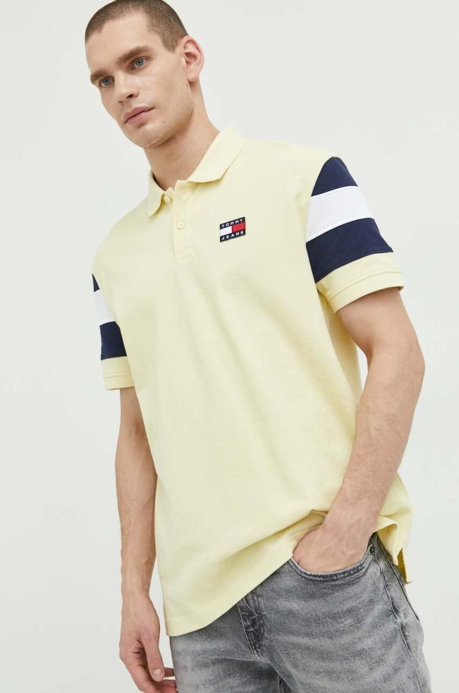 Бавовняне поло Tommy Jeans колір жовтий з аплікацією